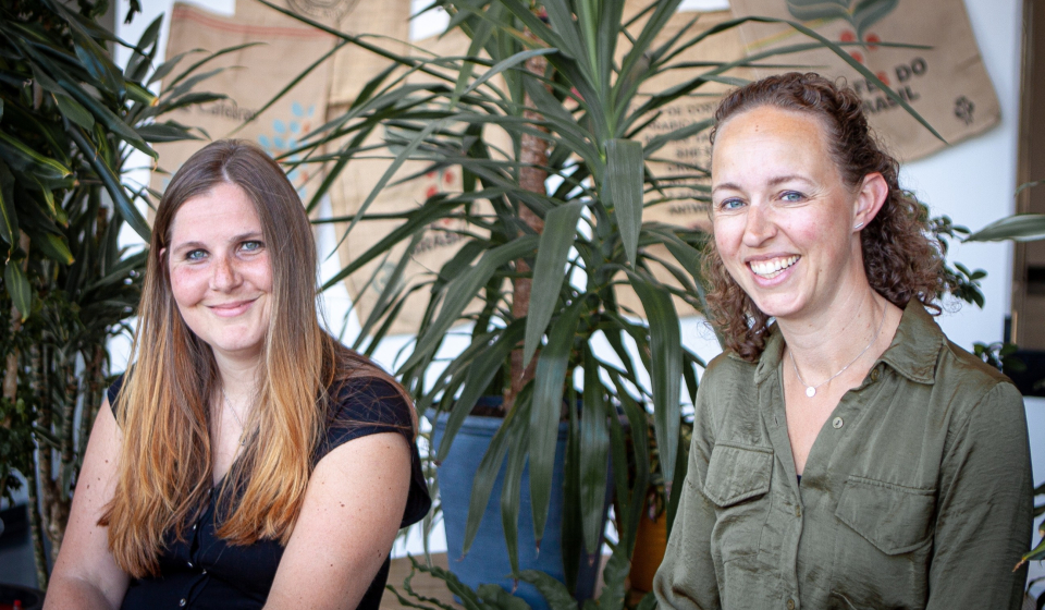 Trea en Lisette in de koffiecorner