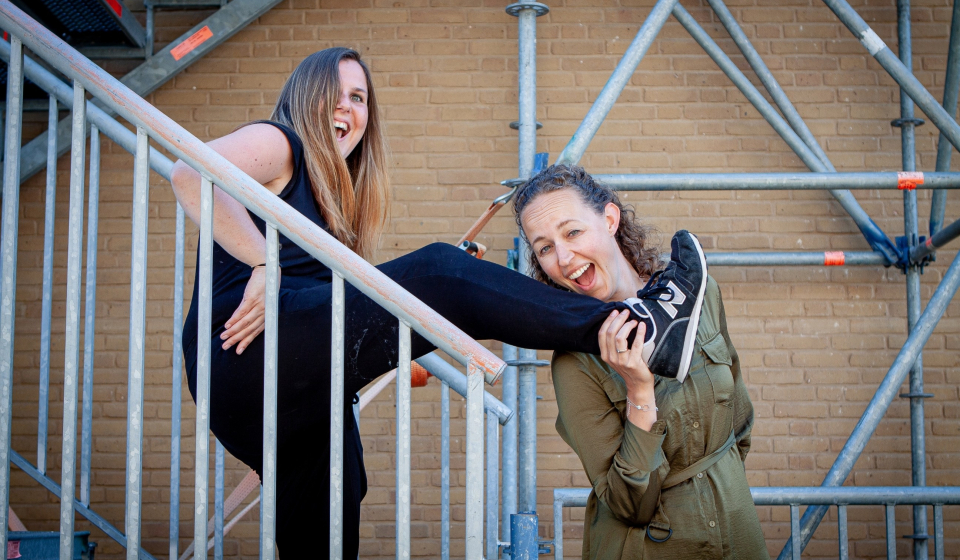 Trea en Lisette op de trap