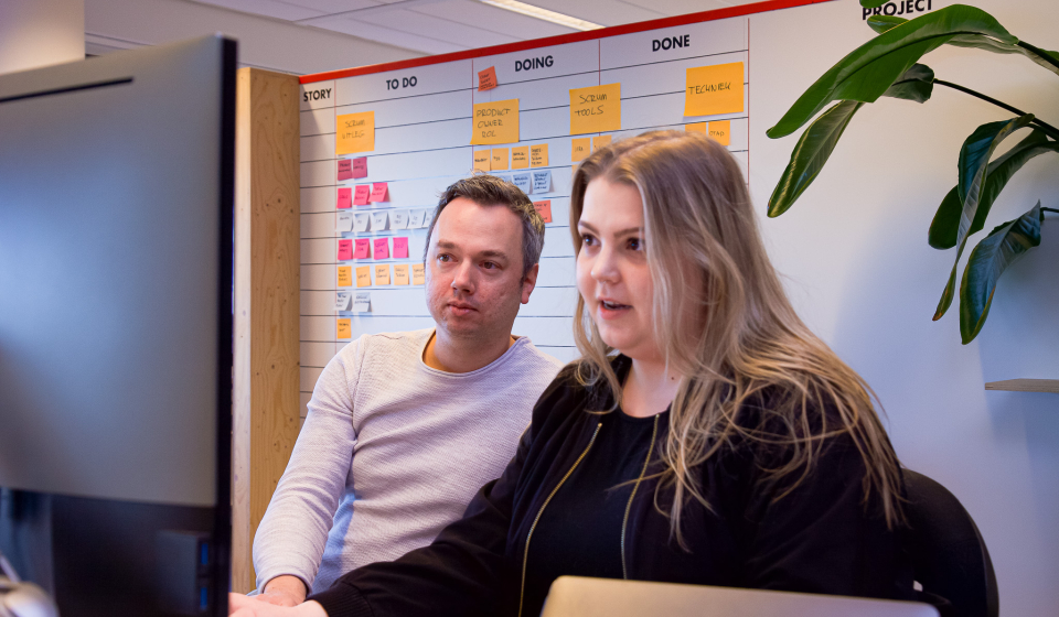 Ricardo kijkt met Stevie naar haar werk