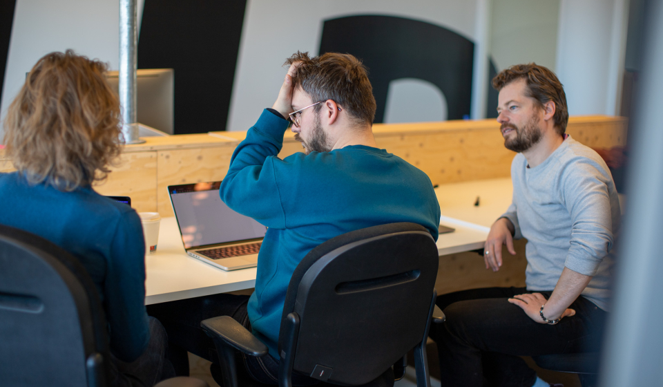 Designer Nick zit met handen in het haar