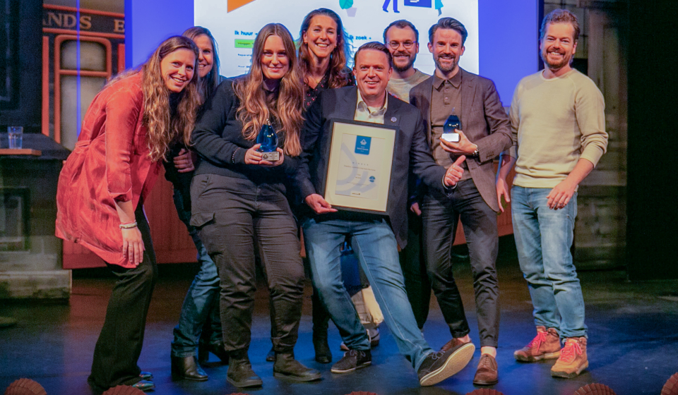 Groepsfoto uitreiking Splash Awards met Award voor website Staedion