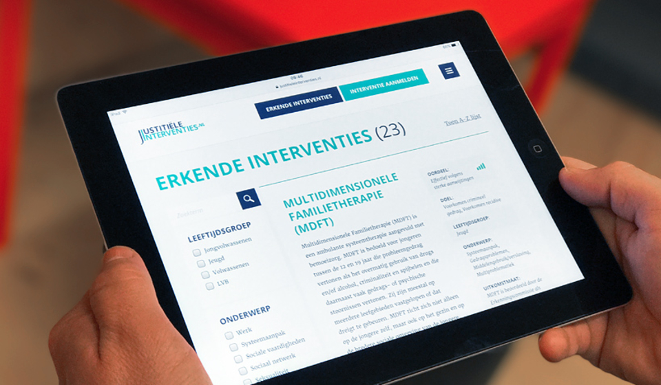 Ipad met afbeelding van de nieuwe website voor Justitiele Interventies