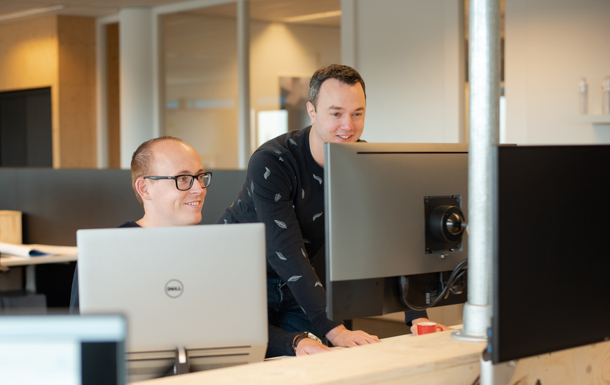 Ricardo en Martin werken aan Drupal 8 website