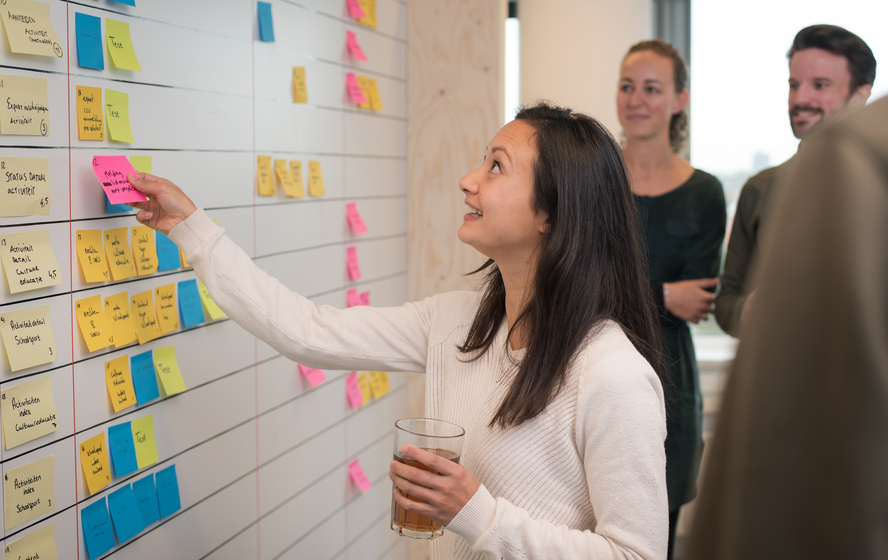 Magali aan scrumboard tijdens Daily Standup