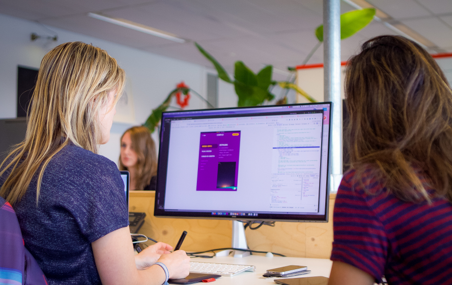 Anke Willems aan het werk met de front end van Corpus