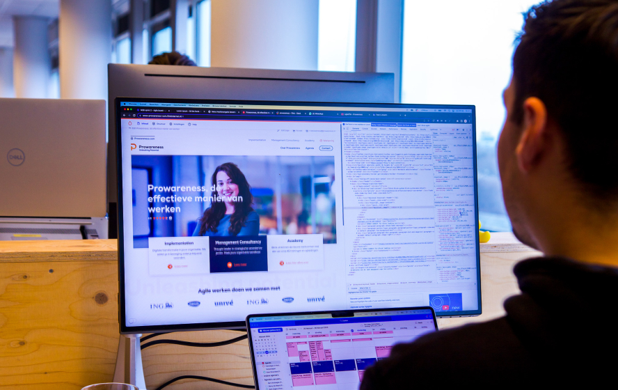Developer aan het werk met de website van Prowareness