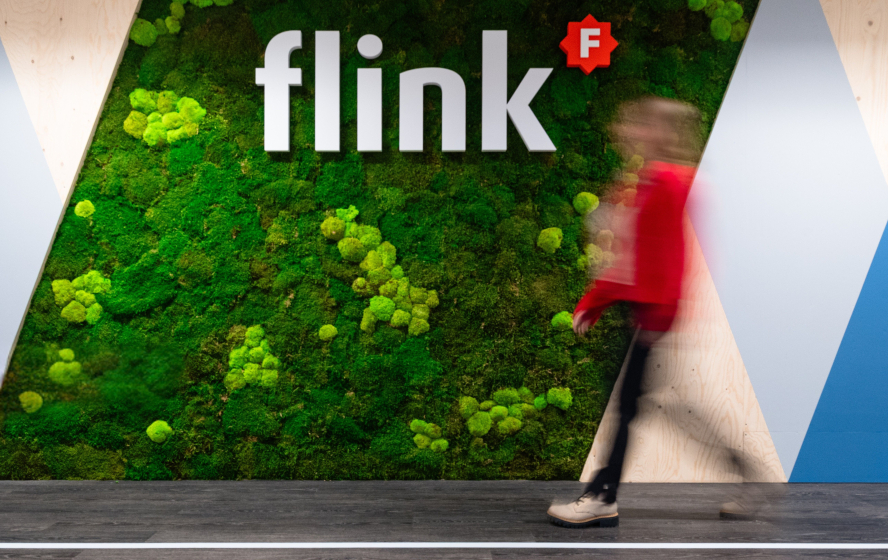 Moswand met Evelien ervoor langs lopend