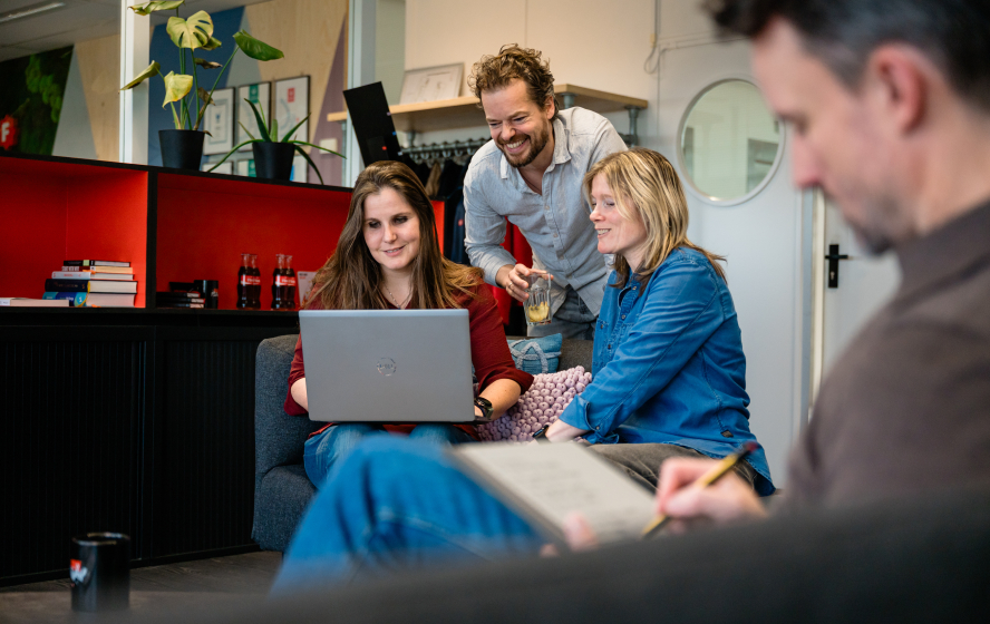 Flinkerts in overleg in de ontvangstruimte